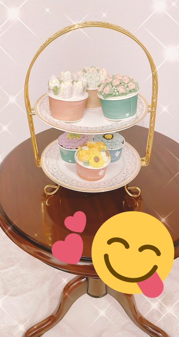 こいさんがお祝いにおしゃカワケーキと金持ちがよくスウィーツ乗せてるやつくれた 