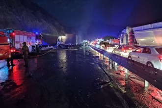 Қамчиқ довонида даҳшатли ЙТҲ: бир нечта автомобиллар ёниб кетди. 4 одам ҳалок бўлган
ЖАМИЯТ

"Қамчиқ" довонида аянчли йўл транспорт ҳодисаси содир бўлди. Бу ҳақда ФВВ...
darakchi.uz/uz/152057

Обуна бўлинг: t.me/darakchi
youtube.com/channel/UC7pgD…