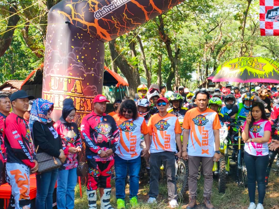 andrianigong's tweet photo. Wilayahnya terjadi Longsor dibeberapa titik Camat Sirampog malah asyik lagi melayani hobi Tuan dan Nyonyanya  @ganjarpranowo @bkdjatengprov @inspektorat_jtg https://t.co/sPCYnTkcp1