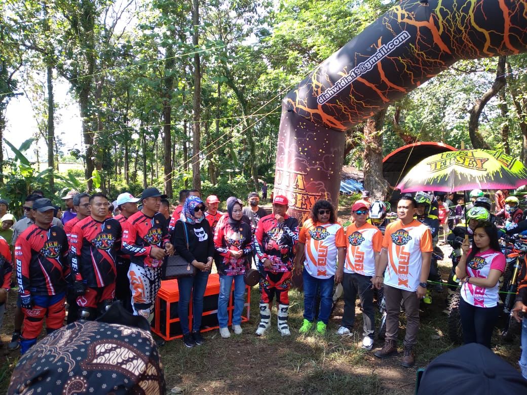 andrianigong's tweet photo. Wilayahnya terjadi Longsor dibeberapa titik Camat Sirampog malah asyik lagi melayani hobi Tuan dan Nyonyanya  @ganjarpranowo @bkdjatengprov @inspektorat_jtg https://t.co/sPCYnTkcp1