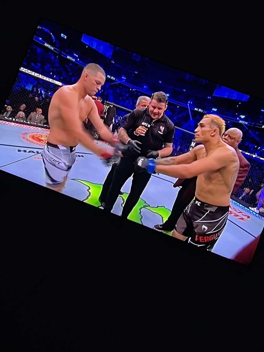 MenzerBrothers's tweet photo. Zwei Legenden treffen aufeinander.
El Cucuy vs Diaz. 👊🔥🔥🔥 

Die MenzerBrothers sind an diesem Sonntagmorgen auch am Start. 💪😆
#DAZNfightclub #dazn https://t.co/HTYG1P17Z1