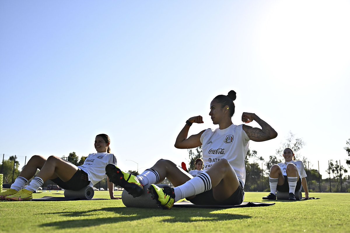 miseleccionmx's tweet photo. #Notituit | @XiaomiMexico 

¿Ya siguen las cuentas de #Femenil? 🙋🏻‍♀️ 🇲🇽

📲 @Miseleccionfem 
📲 https://t.co/wDHuffSq69 

#HechoDeLosMexicanos | #FMFporNuestroFútbol https://t.co/cWzcDHLGje