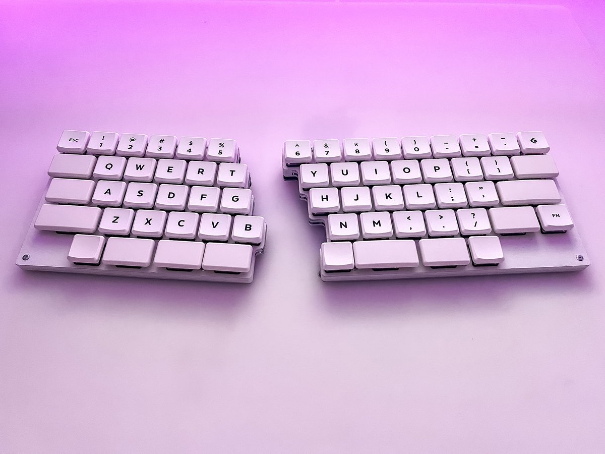 cdbk's tweet photo. Keyboard: 7sKB(BMP)
Switch: Kailh Choc v1 Red
Keycap: MBK Legend BoW & Blank
#KEEB_PD #KEEB_PD_R113 #7sKB #俺キー #メカニカルキーボード #自作キーボード https://t.co/uqYBFl8LI2