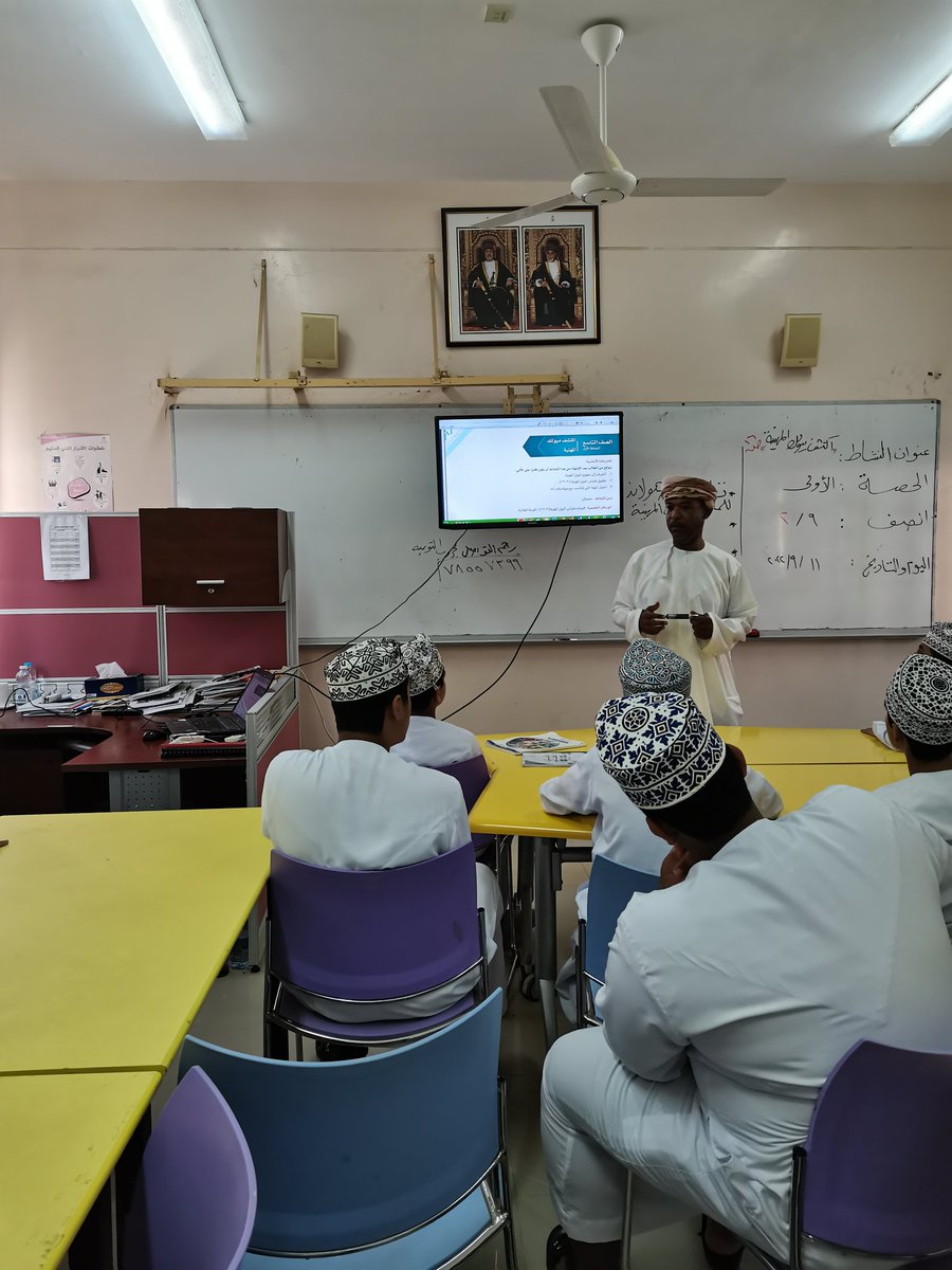 zaak19741's tweet photo. صباح الاكتشاف مع النشاط الأول للصف التاسع /2 في الحصة الأولى "اكتشف ميولك المهنية" تم خلالها شرح معنى الميول المهنية ومعرفة المقياس الذي يحدد الميول المهنية للفرد وهو مقياس جون هولاند حيث قام أخصائي التوجيه المهني بشرح نظرية جون هولاند وطريقة إجابة الطلاب على أسئلة هذا المقياس. https://t.co/TsSAgTEjpR