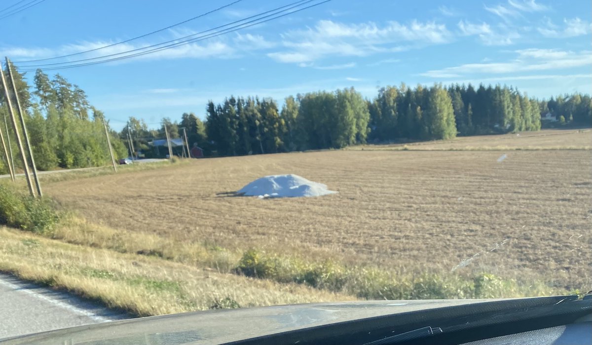 Jos satut näkemään tällaisia kasoja pelloilla niin tiedät että pelloista pitää huolta ympäristöä kunnioittava viljelijä. Tämä on kipsiä joka kohta levitetään pellolle ja sen tarkoitus on sitoa ravinteet maahan ja siten välittää niiden huuhtoutumista vesistöihin. #BSAG