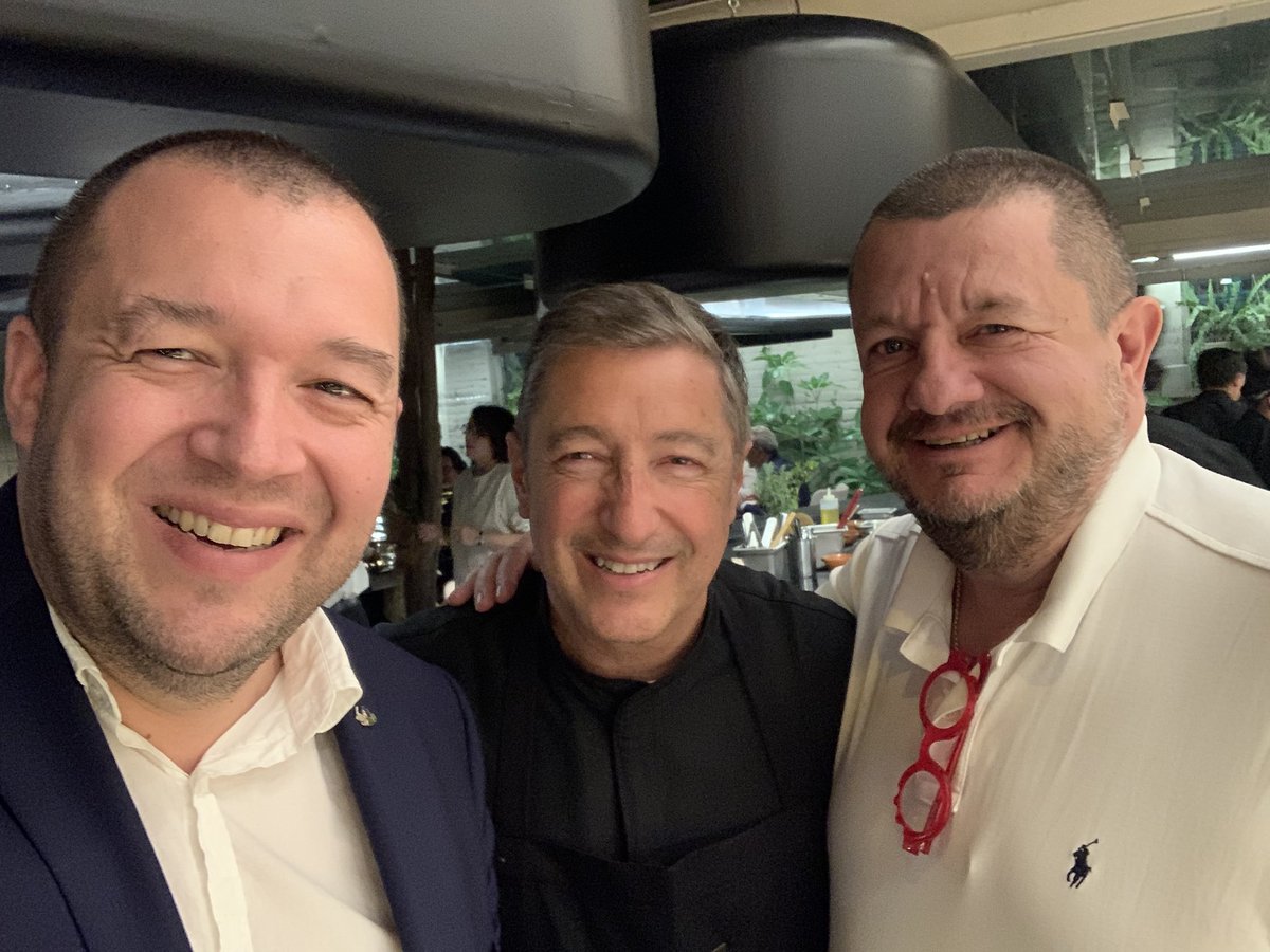 ggomez_chef's tweet photo. Des français et des espagnols en Équateur ! Un plaisir de retrouver Juan Roca #quito #noschefsontdutalent #diplomatieculinaire #christophemarguin #juanroca #guillaumegomez @CanRocaCeller https://t.co/R26u0lP5W6