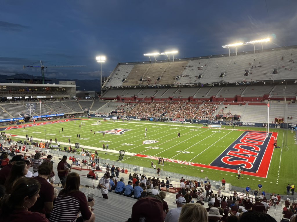 oxjwj's tweet photo. Coach has a game plan that may get the dogs back in Mississippi before day break. Dogs running with authority https://t.co/94rYINbDHU
