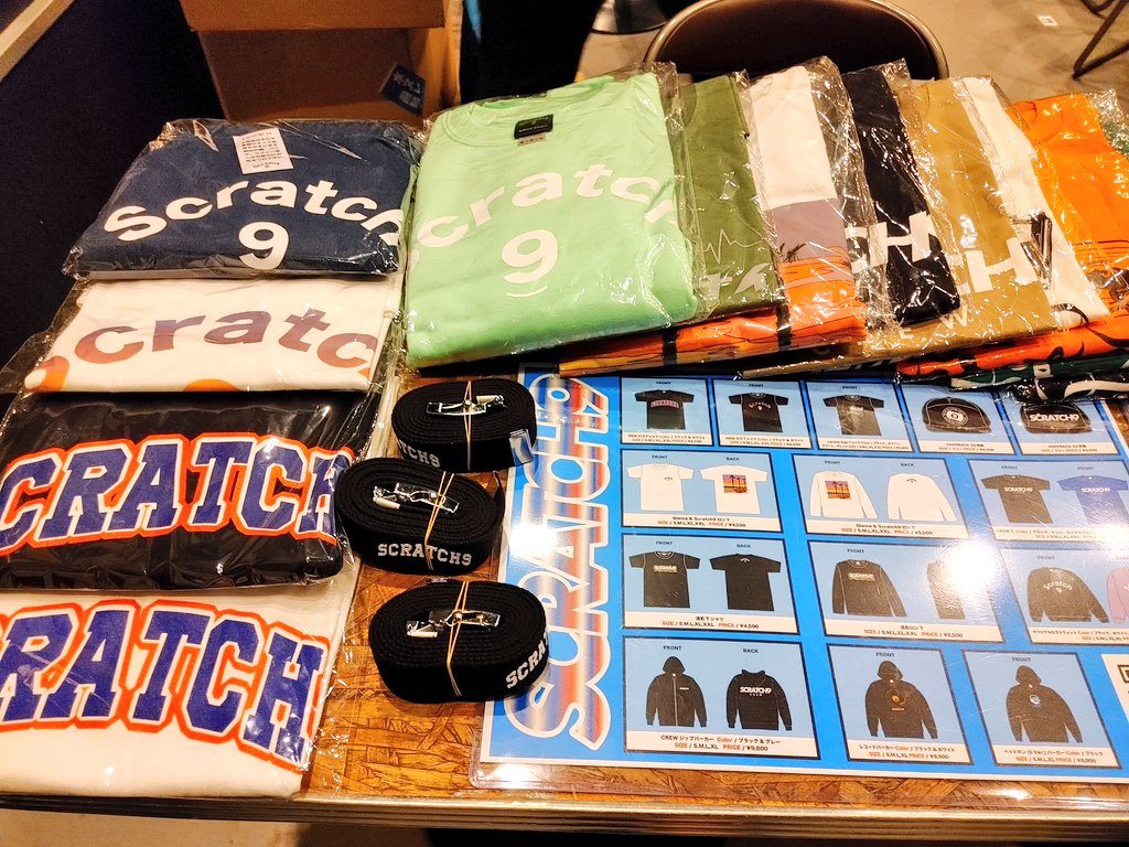 FRONTLINE_Ryoma's tweet photo. 浜松窓枠物販コーナーにて、
Scratch9のアイテム販売してます!
また、会場にScratch9着て来てくれた方、
新規でご購入頂いた方に、
オリジナルステッカーを差し上げます✨
早い者勝ちー❗是非お立ち寄り下さいね!
#scratch9 https://t.co/sF4XapAME9