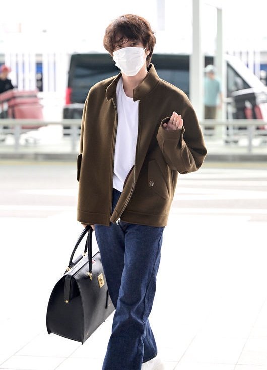 chizikook_'s tweet photo. THREAD pict Seokjin AIRPORT ✈️ https://t.co/Y2CX0innQr