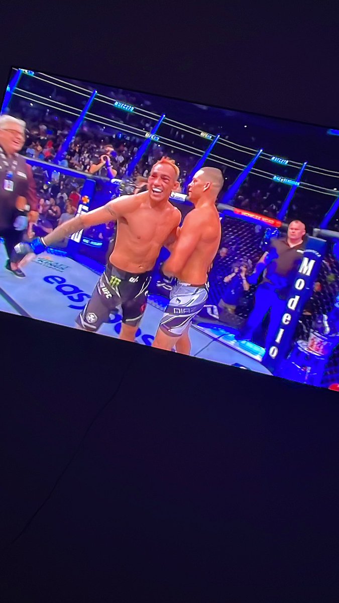 MenzerBrothers's tweet photo. Wahnsinn! Was ein Hauptkampf der beiden Legenden. 🔥🔥🔥

Die MenzerBrothers sind an diesem Sonntagmorgen auch am Start. 💪😆
#DAZNfightclub #dazn #NateDiaz #tonyfergusonelcucuy https://t.co/XcyFkmrpYQ