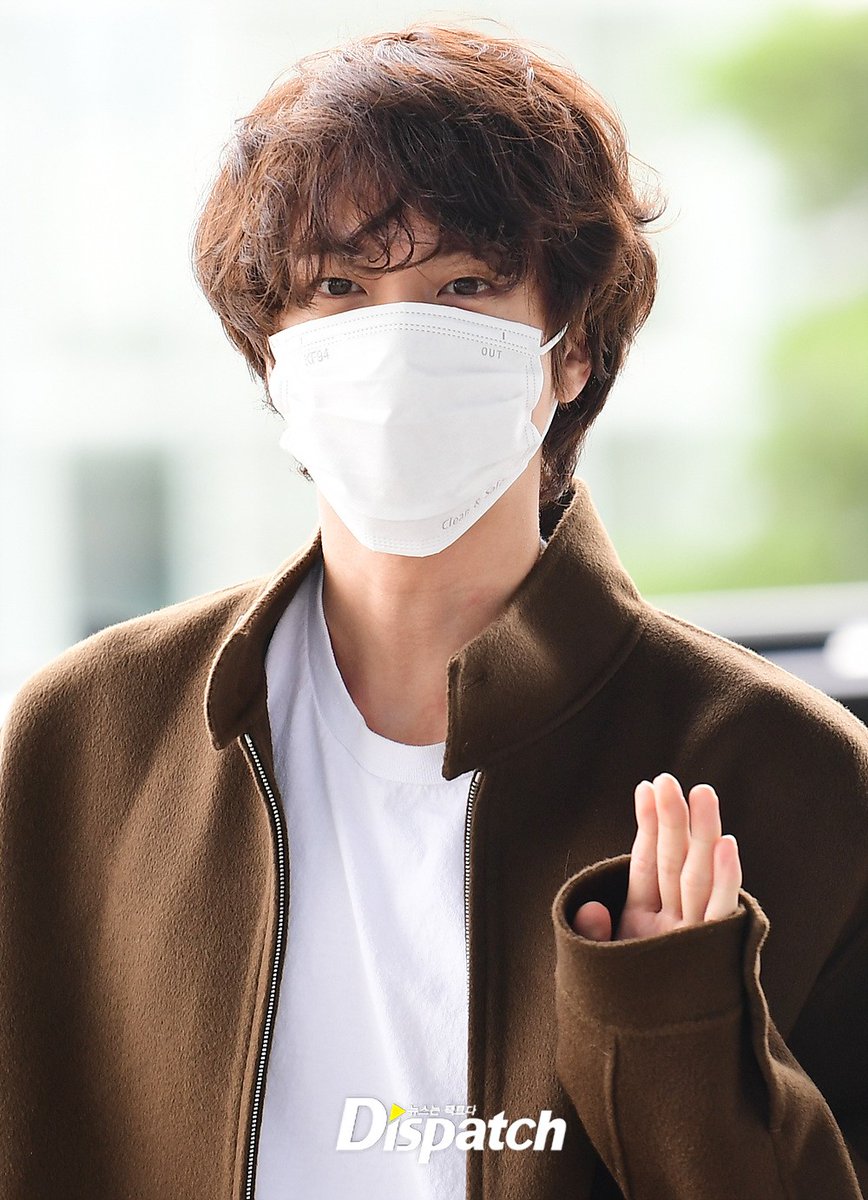 theJINPRlNT's tweet photo. Kim Seokjin, Eyes of a Sculpture! 

Media called him a sculpture again because look at him! So handsome our Seokjin! 

HAVE A SAFE FLIGHT JIN ✈️

#Yours_Jin #SuperTuna_Jin #JIN #BTSJIN @BTS_twt https://t.co/5xivB2DF6p