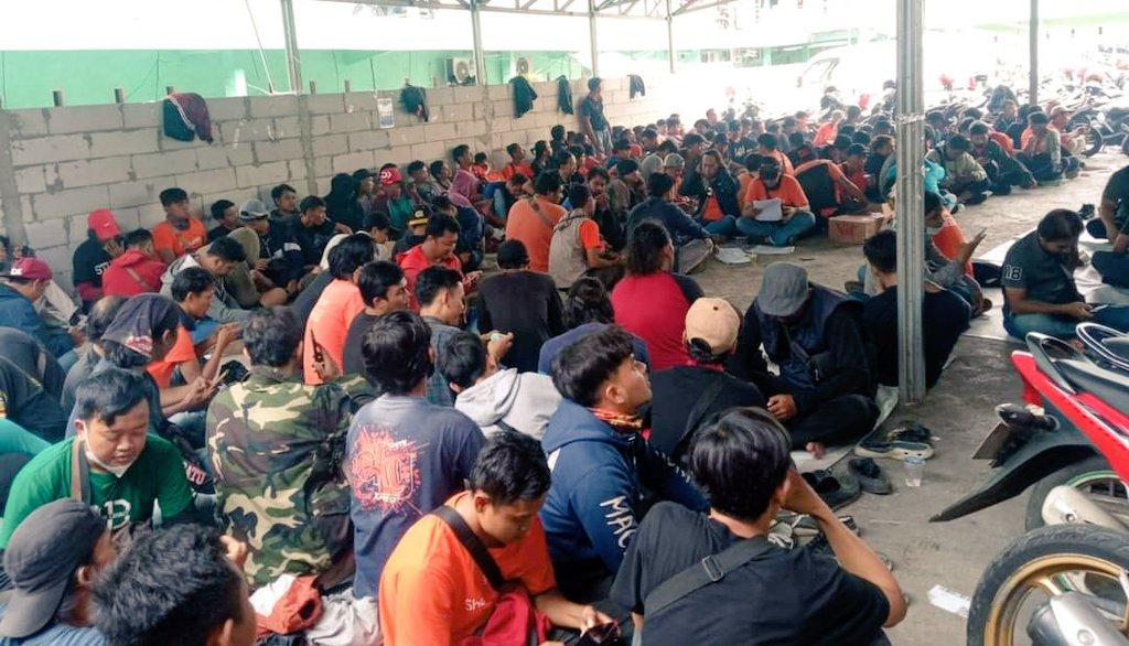 arifnovianto_id's tweet photo. KURIR Shopee Express di BEKASI hari ini MOGOK kerja. Mereka memprotes keputusan sepihak dari perusahaan yg MENURUNKAN bayaran bagi kurir disaat harga BBM naik.

Sebelumnya mereka dibayar 2.200/paket, diturunkan menjadi 2.000/paket. Selain itu insentif u/ target tertentu dihapus. https://t.co/4HUwiSYbfu