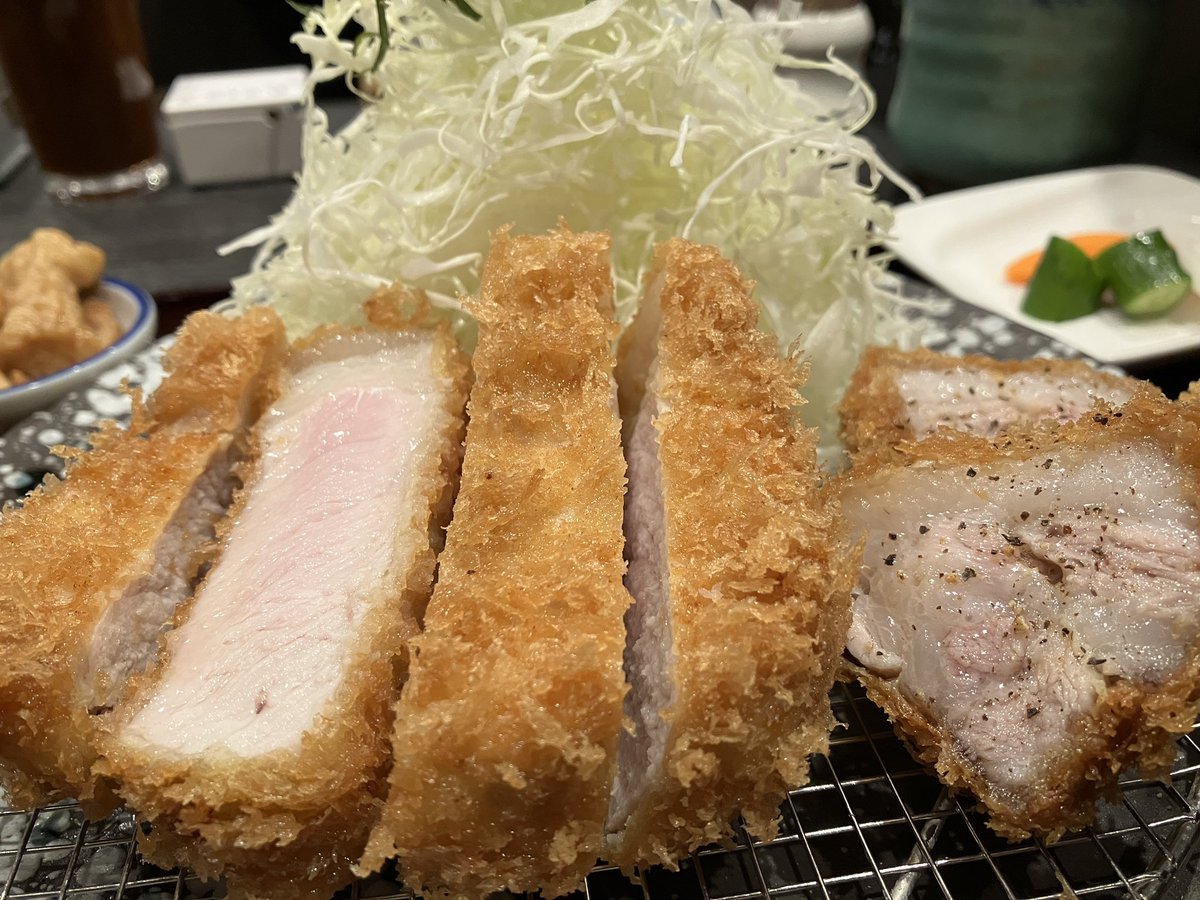 ilovethekaraage's tweet photo. 食うぜ！いただきます！特ロースカツ定食！

#トン活 
#RonTan
#厚切りとんかつ暁～あかつき～
#新小岩
#特ロースカツ定食
#林SPF https://t.co/51BHRvrL2M