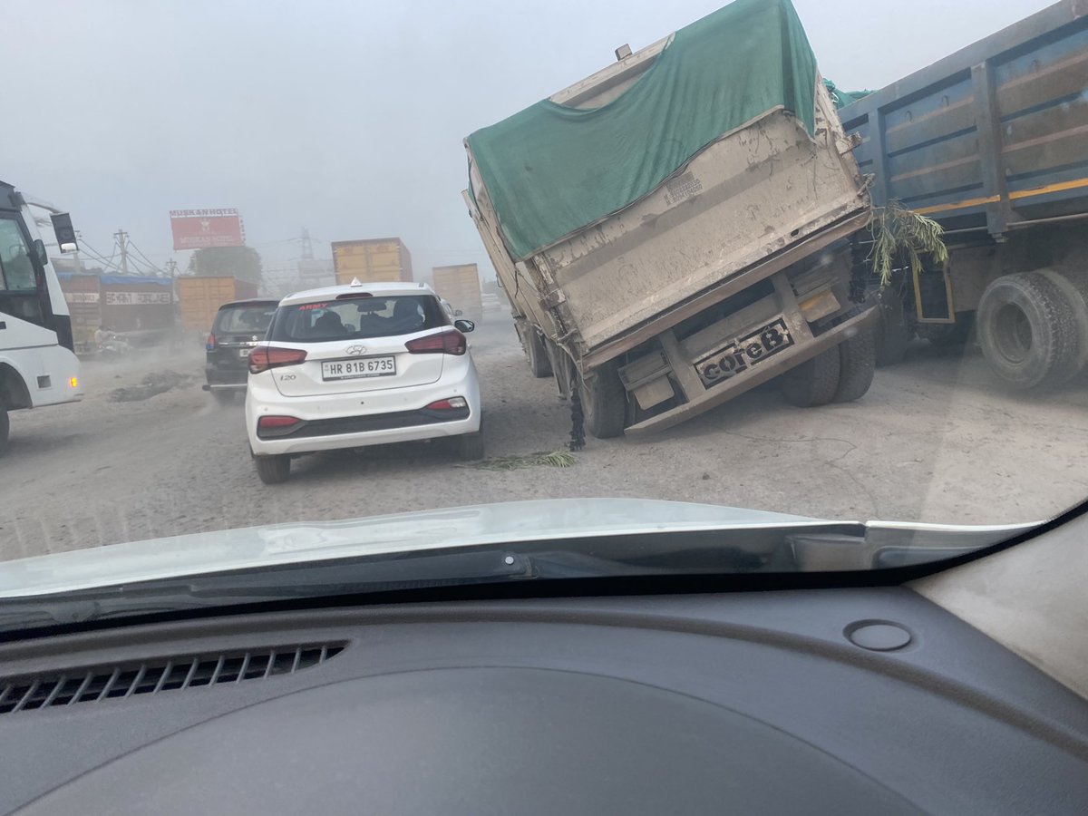06_vicky's tweet photo. Dear Gadkari ji,
Condition of Delhi Jaipur highway is pathetic. Specially 50 km stretch between Bawal to Dharuhera to Bilaspur to Manesar. 
Dangerous potholes, Accidents, long jams due to poorly designed road crossings. for the same road toll tax is being charged! @nitin_gadkari https://t.co/2Kx7rX8hma