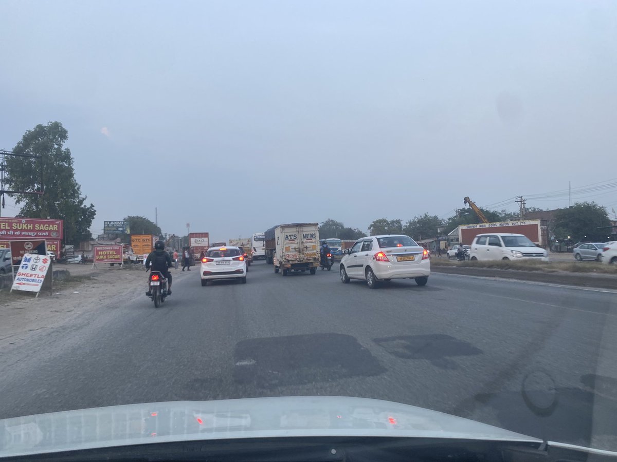 06_vicky's tweet photo. Dear Gadkari ji,
Condition of Delhi Jaipur highway is pathetic. Specially 50 km stretch between Bawal to Dharuhera to Bilaspur to Manesar. 
Dangerous potholes, Accidents, long jams due to poorly designed road crossings. for the same road toll tax is being charged! @nitin_gadkari https://t.co/2Kx7rX8hma