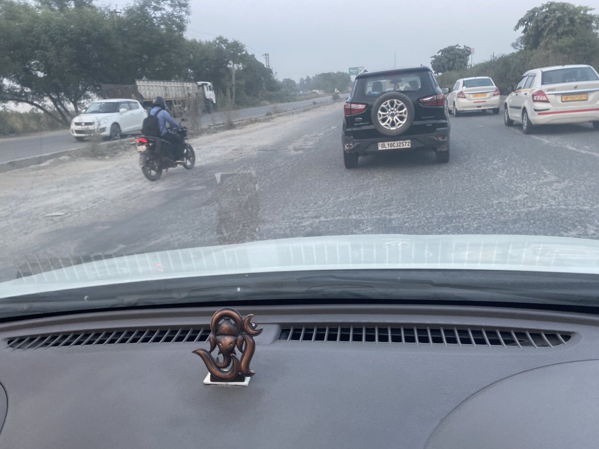 06_vicky's tweet photo. Dear Gadkari ji,
Condition of Delhi Jaipur highway is pathetic. Specially 50 km stretch between Bawal to Dharuhera to Bilaspur to Manesar. 
Dangerous potholes, Accidents, long jams due to poorly designed road crossings. for the same road toll tax is being charged! @nitin_gadkari https://t.co/2Kx7rX8hma