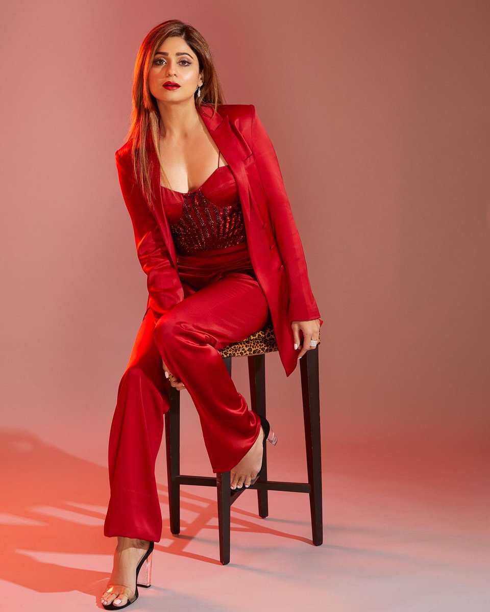 ShamitaShetty's tweet photo. In the mood for some red ❤️‍🔥 

#aboutlastnight #OTTplayAwards2022 #ootn https://t.co/yNzEEGUkbY