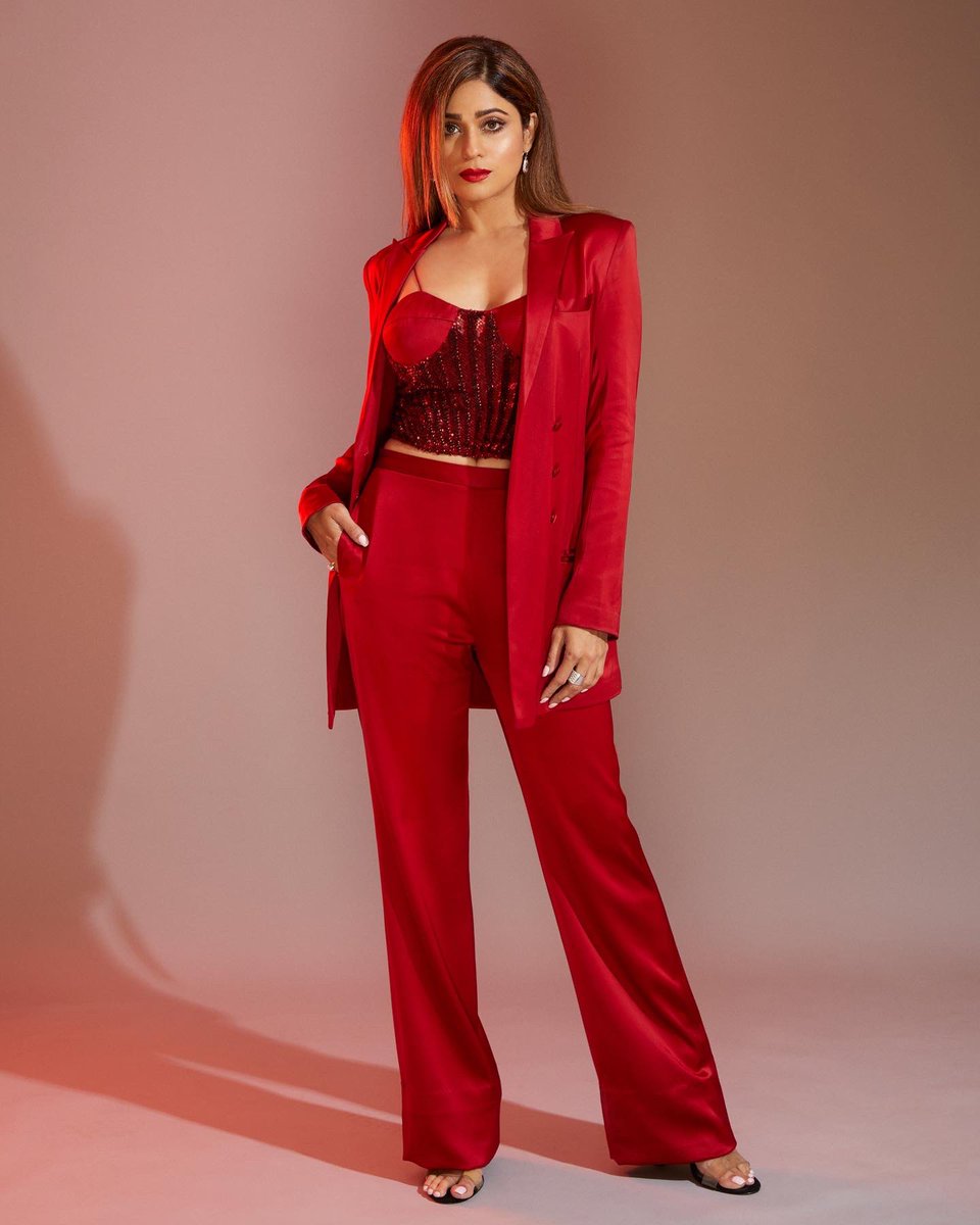 ShamitaShetty's tweet photo. In the mood for some red ❤️‍🔥 

#aboutlastnight #OTTplayAwards2022 #ootn https://t.co/yNzEEGUkbY