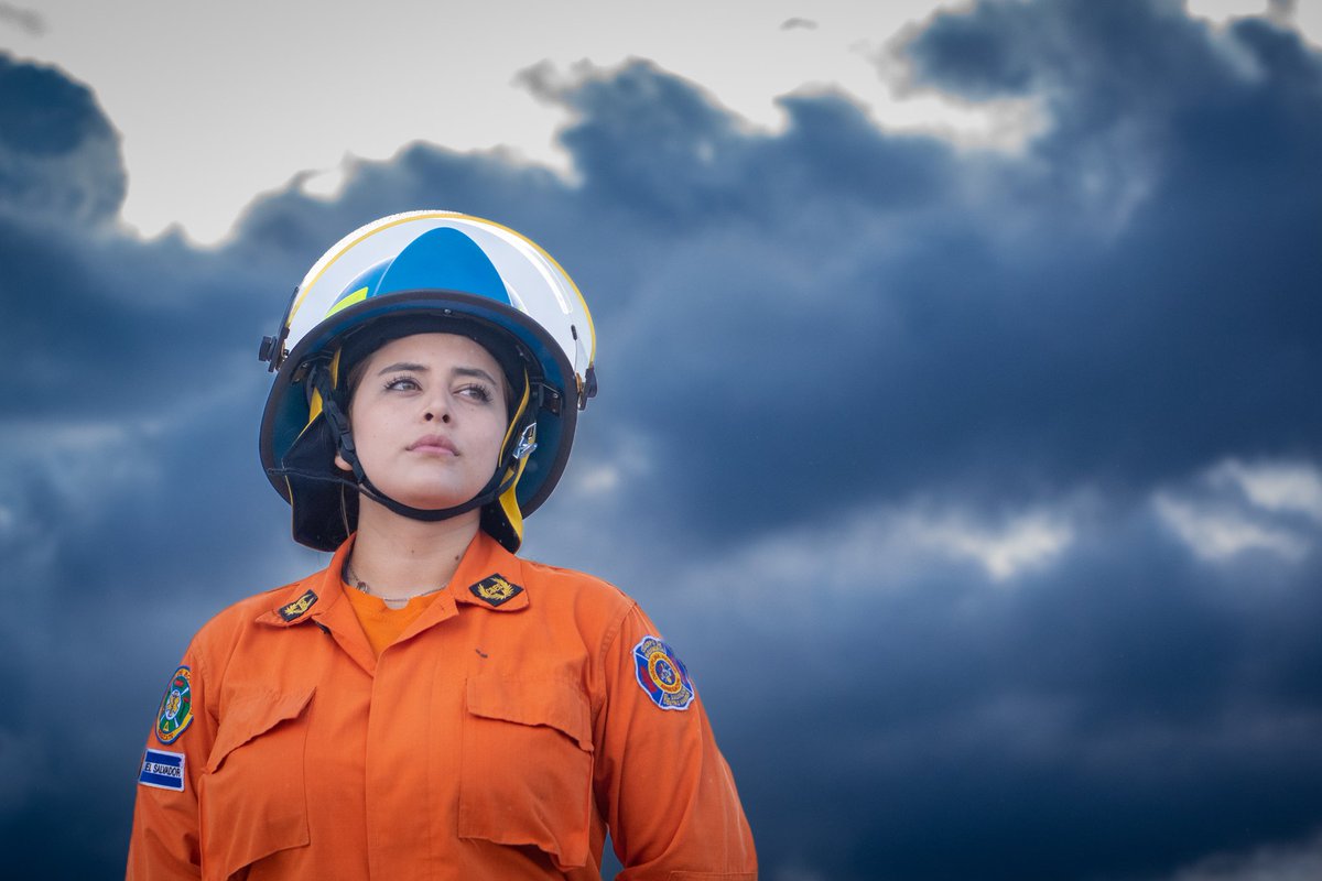 GobernacionSV's tweet photo. Nuestros héroes del Cuerpo de @BomberosSV se encuentran listos para atender diferentes tipos de emergencias en el país.

✅Puedes reportar emergencias al call center 24/7:

☎️9️⃣1️⃣3️⃣ https://t.co/FW9fPFacig