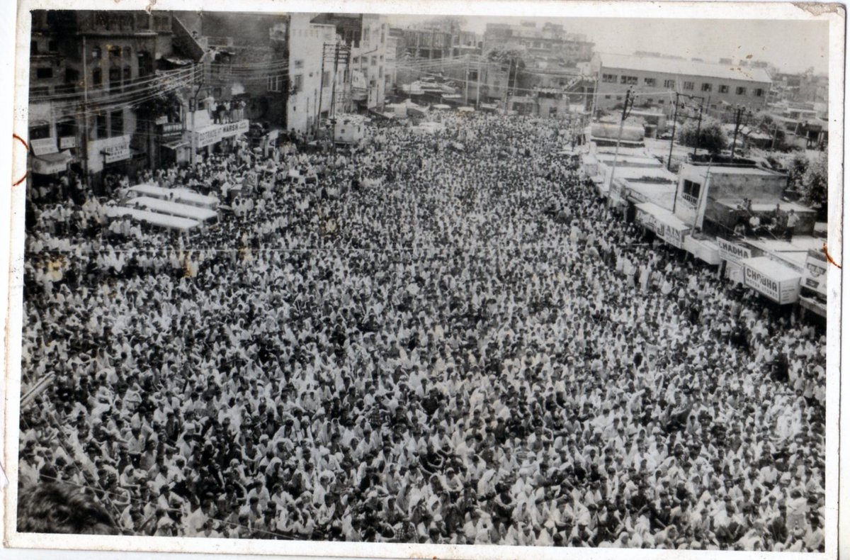 ABVPVoice's tweet photo. आज से 32 वर्ष पूर्व 11 सितंबर, 1990 को अभाविप के 10,000 से अधिक कार्यकर्ताओं ने "कश्मीर बचाओ" आंदोलन के तहत लाल चौक पर तिरंगा फहराने तथा अनुच्���ेद 370 और 35A को हटाने की मांग को लेकर "चलो कश्मीर" का नारा देते हुए श्रीनगर की ओर कूच किया था।

#ThisDayThatYear https://t.co/4q9OWOckKm