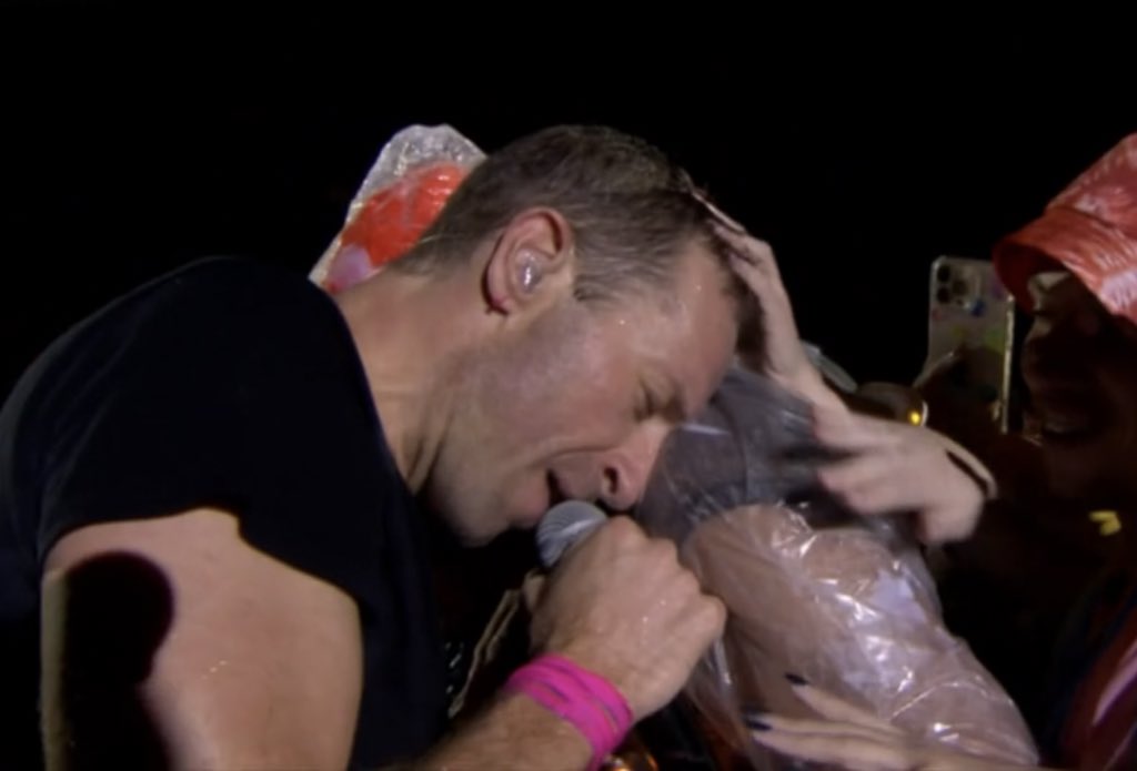 vini_vecchi's tweet photo. imagina chris martin cantando fix you no seu ouvido enquanto te abraça https://t.co/m5a61XToo7