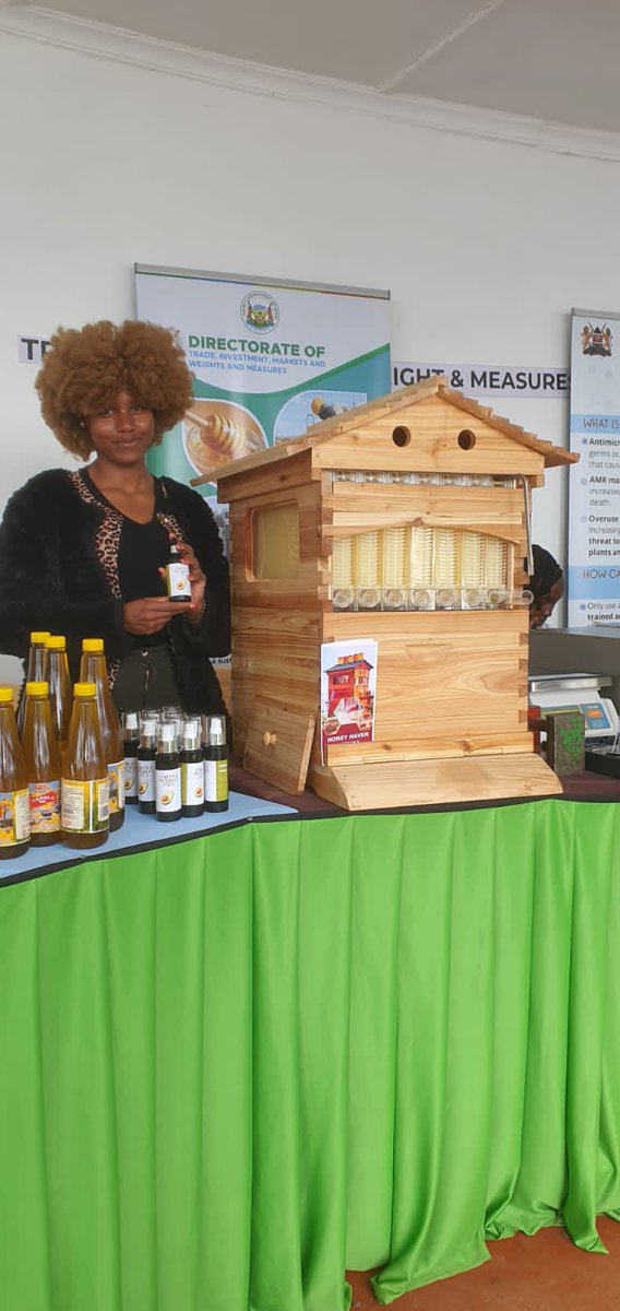 Mzingahive's tweet photo. Honey Haven Mzinga allows you to harvest your honey from the bee home! #KOT #beekeepers #bees @aureeybaby  @aureeyoils @GovernorKahiga #Kenya #avocadooil #aureeynaturaloils 
#mzingahive #beekeeping #honey #honeybees #savethebees #localcommunity #mzingahive #farmers #agribusiness https://t.co/Fo6slb5ryP