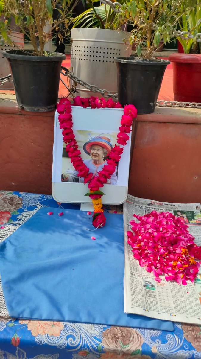 AgraMirror's tweet photo. आगरा : महारानी एलिजाबेथ द्वितीय के निधन पर भारत में एक दिन का राष्ट्रीय शोक देखा गया, जिसके बाद राष्ट्रीय ध्वज को आधा झुकाया गया। तसवीरें तिरंगा चौक सेल्फी प्वाइंट आगरा की हैं। #News #AgraMirror #flagdown #RIPElizabethQueen #paytribute #Agra #UttarPradesh https://t.co/qWAyTGEz7F