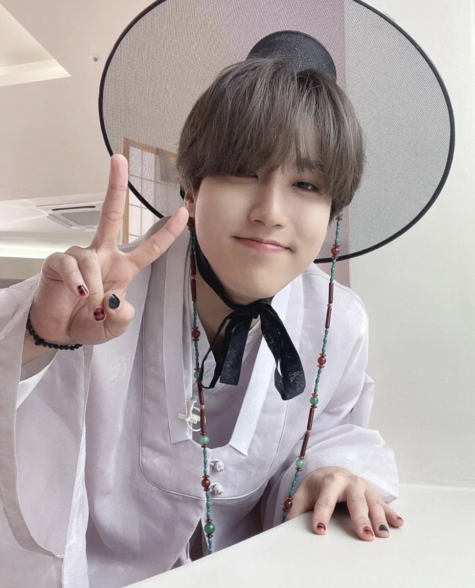 hanjiloh's tweet photo. WHY DO YOU LOOK BEAUTIFUL????!?! https://t.co/J11eAfJ7YJ