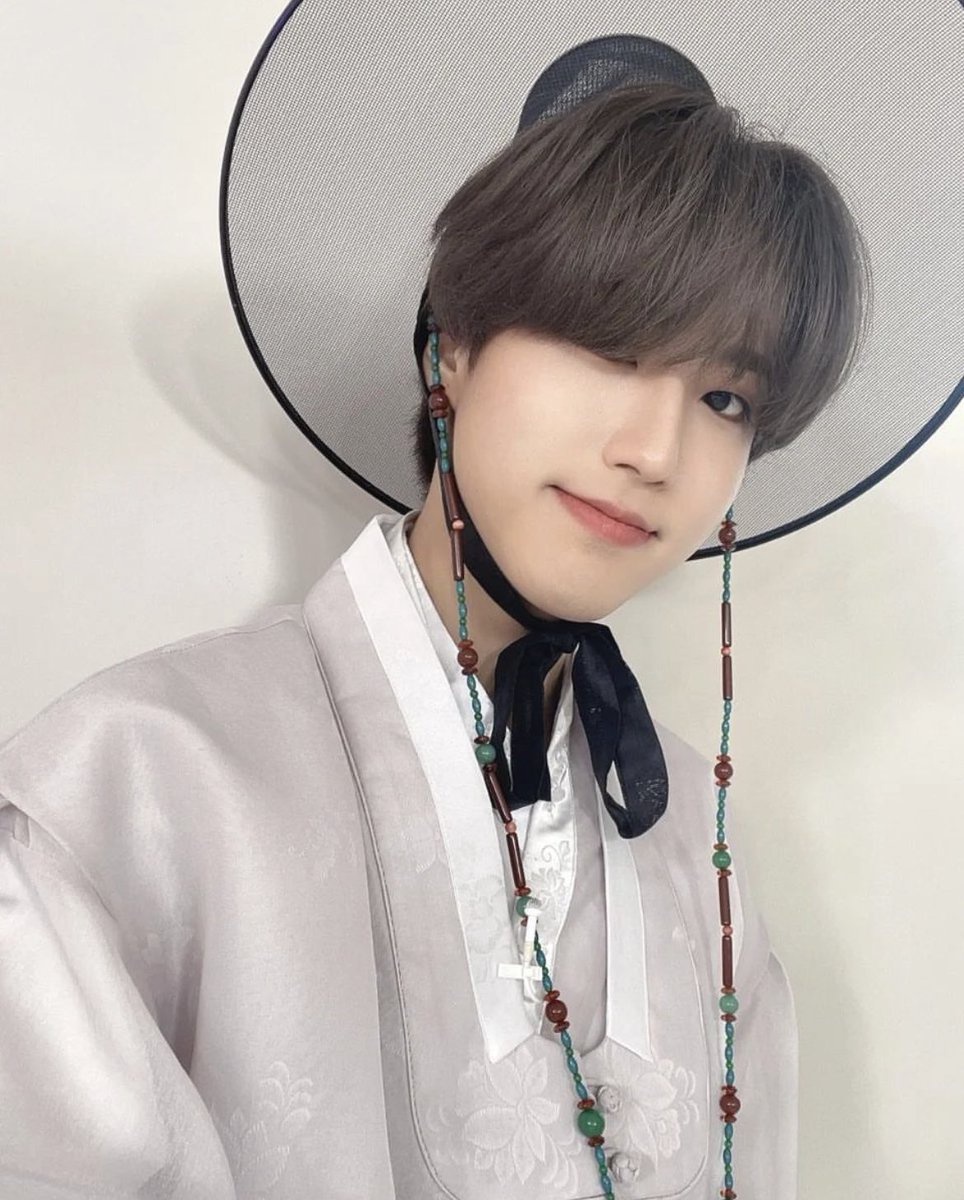 hanjiloh's tweet photo. WHY DO YOU LOOK BEAUTIFUL????!?! https://t.co/J11eAfJ7YJ
