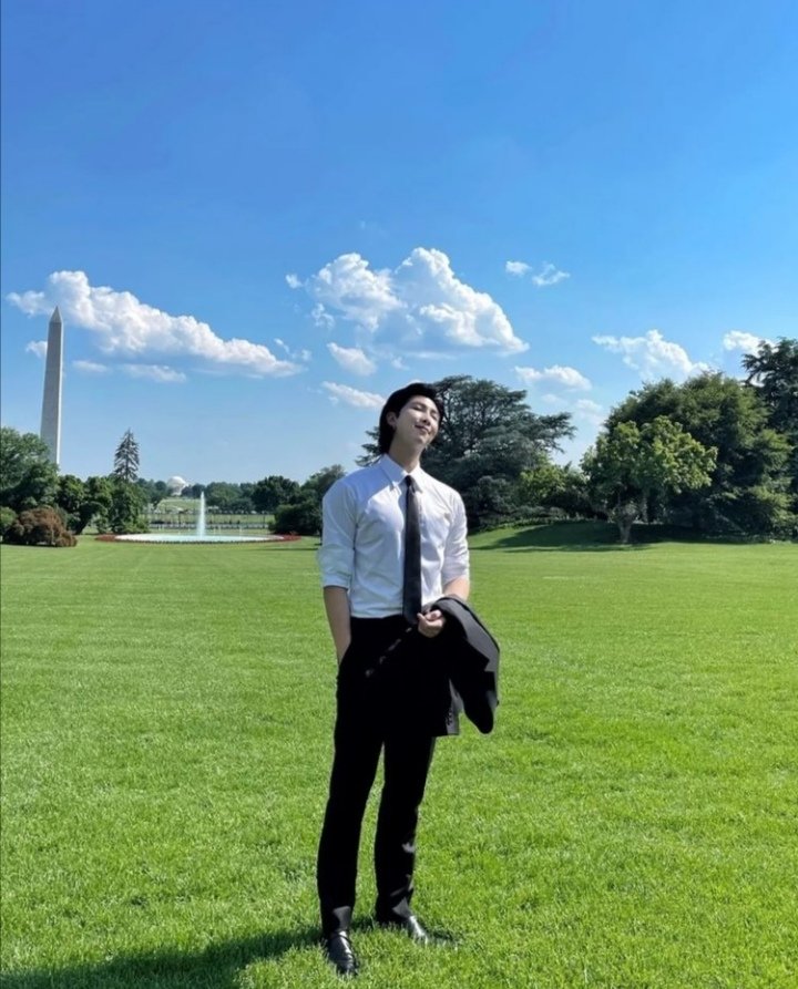 Helimeli4's tweet photo. My best leader i wish you always be healthy and happy 💕and always talk about positive texts like always i learn a full of thing about you 😘
Iranian army love you 🇮🇷❤️
#Everythinggoeswithrm
#JoonieDay2022
#Ournewhomerm
#RMyEntirety
#HAPPYRMDAY https://t.co/SjIs6jjIR1