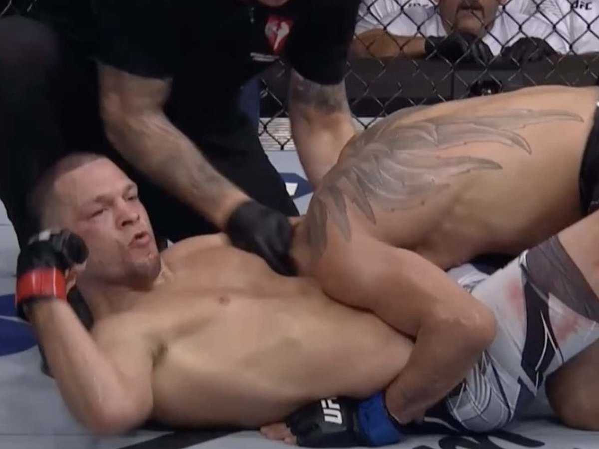 NATE DIAZ SUBMITS TONY FERGUSON IN THE UFC 279 MAIN EVENT! bars.tl/3432686