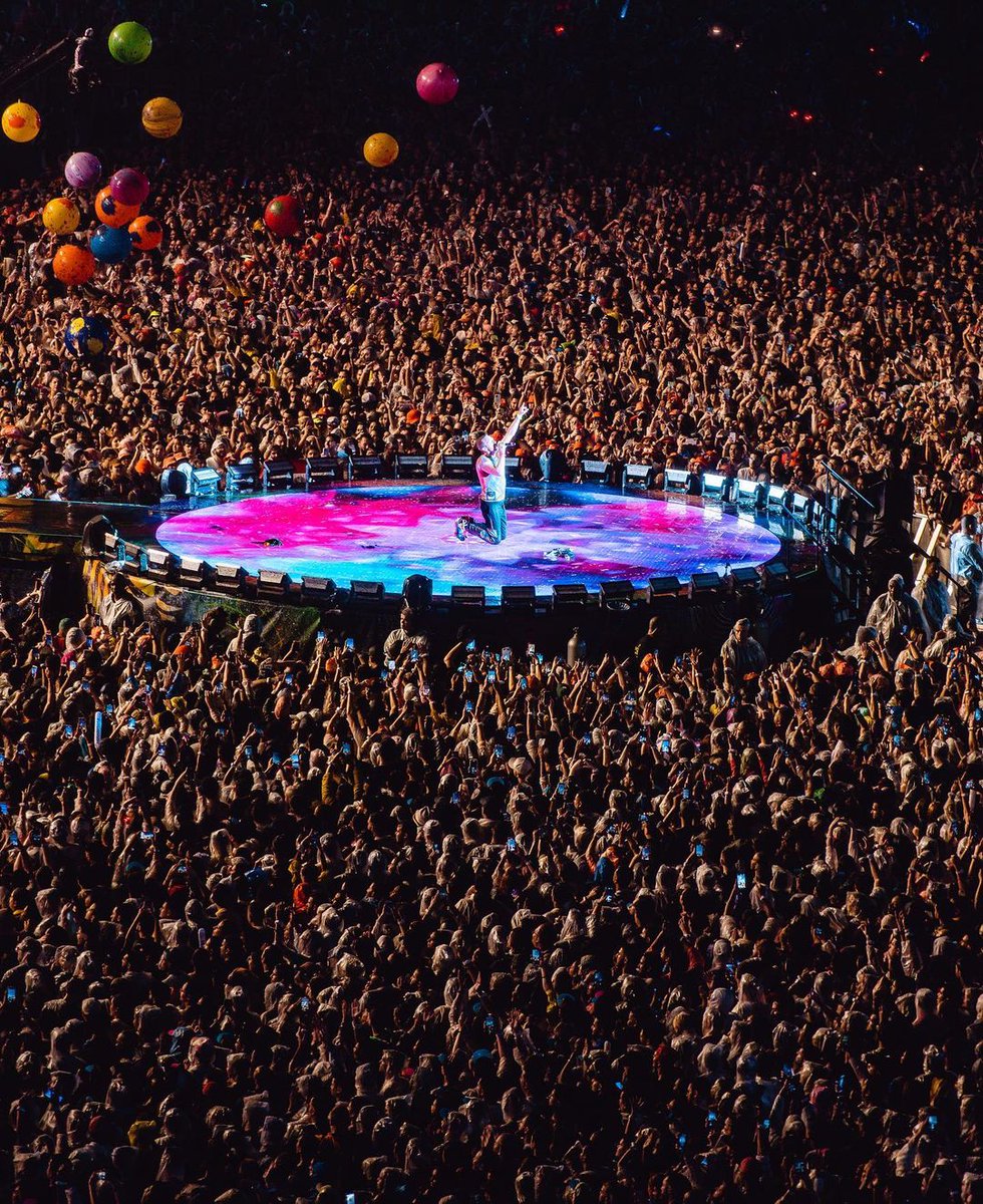 Pra fechar com chave de ouro, essa imagem linda!!!💖
-Obrigado a todos que nos acompanharam.

Imagem via: <a href="/rockinrio/">Rock in Rio 🎸</a>
