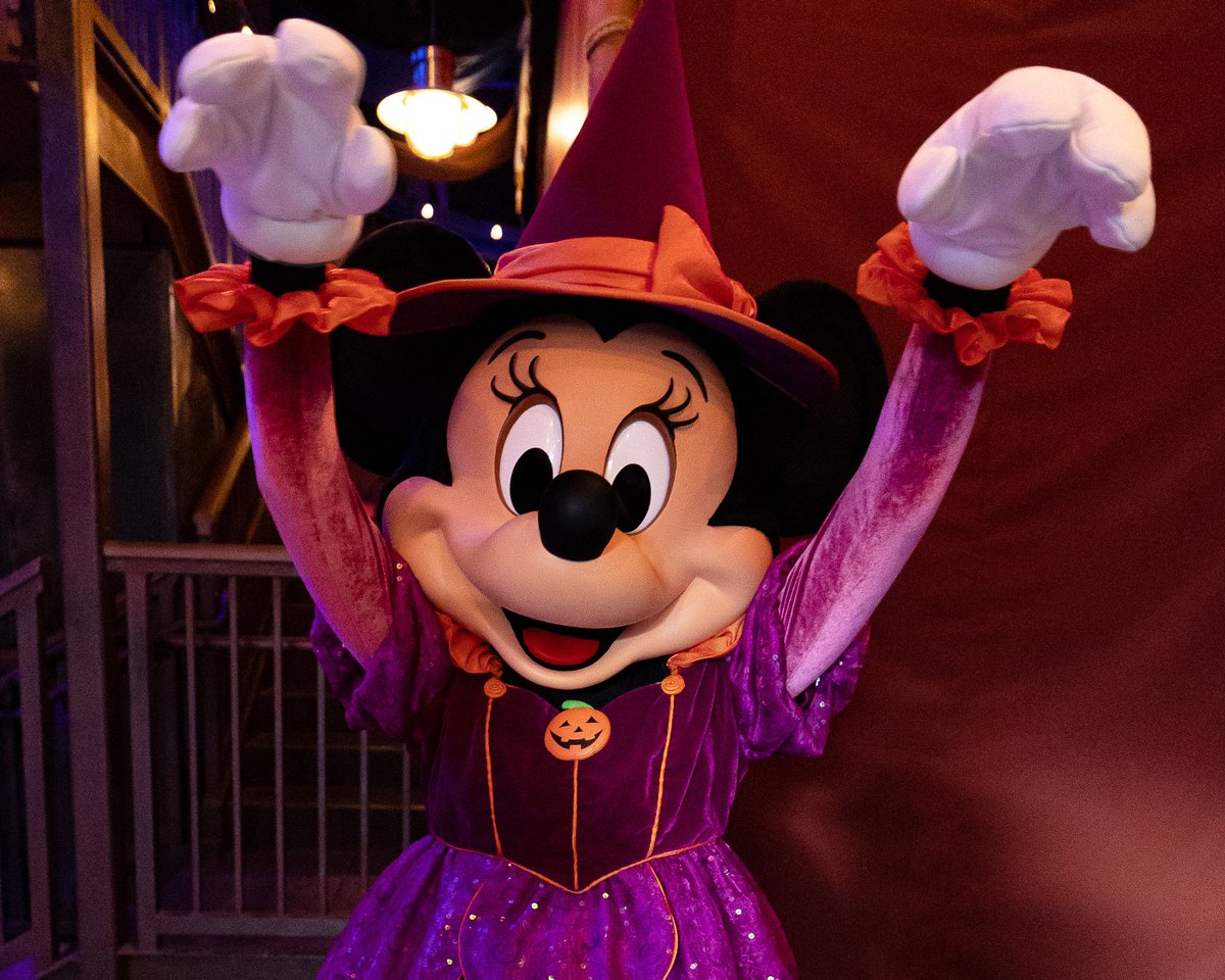 TheMegdalorian's tweet photo. Hot ghoul halloween 👻🎃 
#minniemouse #mnsshp #halloween #disneyparks #DisneyWorld50 #witchminnie #disneycharacters https://t.co/D04iccllYd