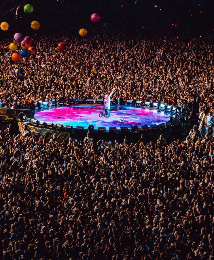 ZAMENZA's tweet photo. A melhor imagem do #RockInRio 2022! #coldplay https://t.co/UCFlkhFKjZ