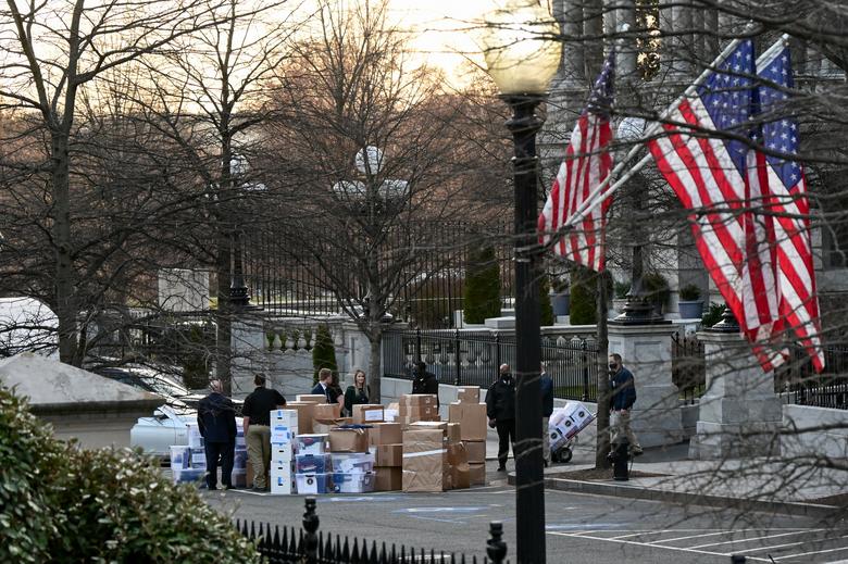 cali_n8vgrl's tweet photo. @petestrzok @the_peetape The same ones from the White House 👇
#TrumpStoleTheDocs #TrumpBoxes #MAL #TrumpTower #Bedminster #ivana https://t.co/WXN3YjW2uK