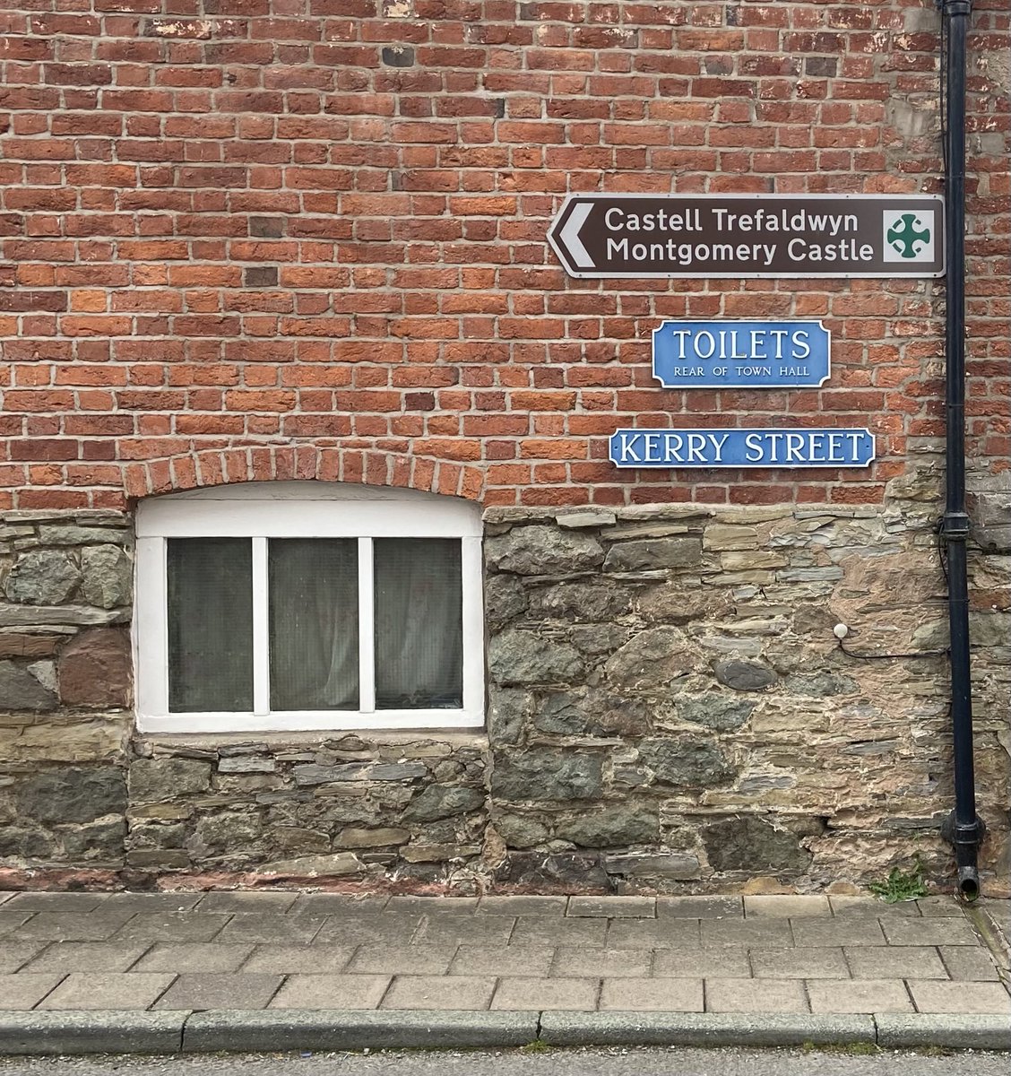 1000Rach's tweet photo. Four signs and a stile #Montgomery #Trefaldwyn #SundaySigns #SundayStiles
@LakesStiles https://t.co/J2S4rPrQwp