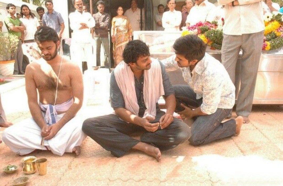 Prabhas_Anwar2's tweet photo. A hero ayna velli ela dhairyam cheappandra maa #Prabhas anna ke 🙇 😭 🙏 https://t.co/8fTKT1zCDU
