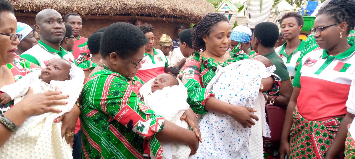 burungaProvince's tweet photo. Elles ont clôturé leurs activités sur la colline #Mayange en #KayogoroCom où elles ont rendu visite la famille de #NDAYIKEZA_Pontien et #HATUNGIMANA_Jacqueline qui a mis au monde un triplet.
Les gens assistés ont remercié l'amour fraternel des Bakenyererarugamba et #CNDD_FDD. https://t.co/C67nxjGm8B
