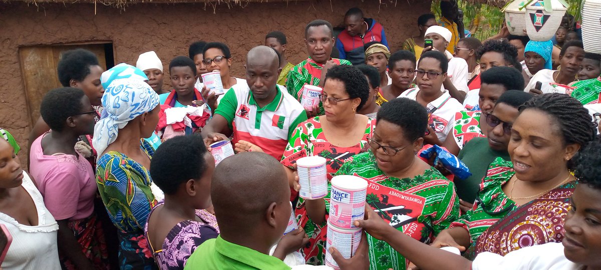 burungaProvince's tweet photo. Elles ont clôturé leurs activités sur la colline #Mayange en #KayogoroCom où elles ont rendu visite la famille de #NDAYIKEZA_Pontien et #HATUNGIMANA_Jacqueline qui a mis au monde un triplet.
Les gens assistés ont remercié l'amour fraternel des Bakenyererarugamba et #CNDD_FDD. https://t.co/C67nxjGm8B