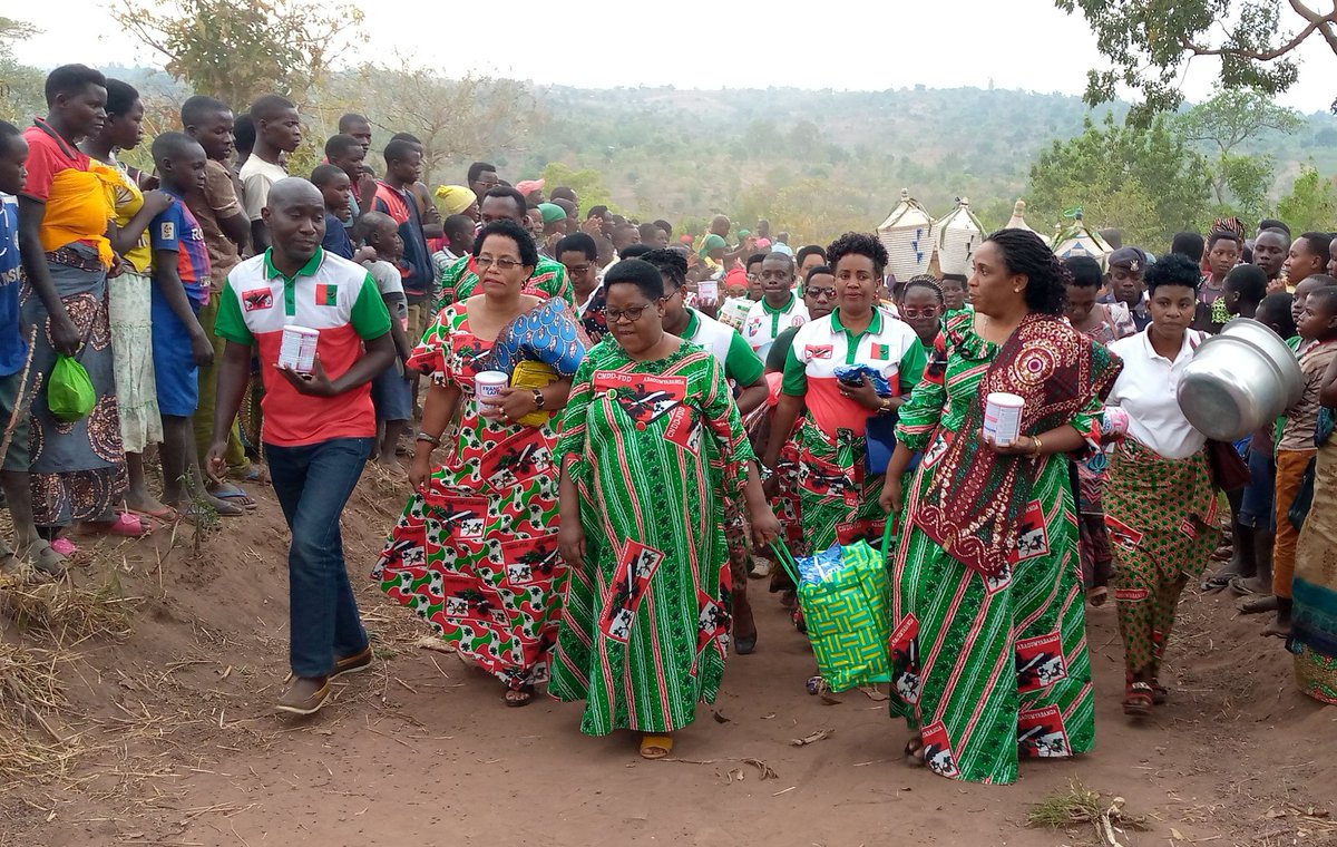 burungaProvince's tweet photo. Elles ont clôturé leurs activités sur la colline #Mayange en #KayogoroCom où elles ont rendu visite la famille de #NDAYIKEZA_Pontien et #HATUNGIMANA_Jacqueline qui a mis au monde un triplet.
Les gens assistés ont remercié l'amour fraternel des Bakenyererarugamba et #CNDD_FDD. https://t.co/C67nxjGm8B