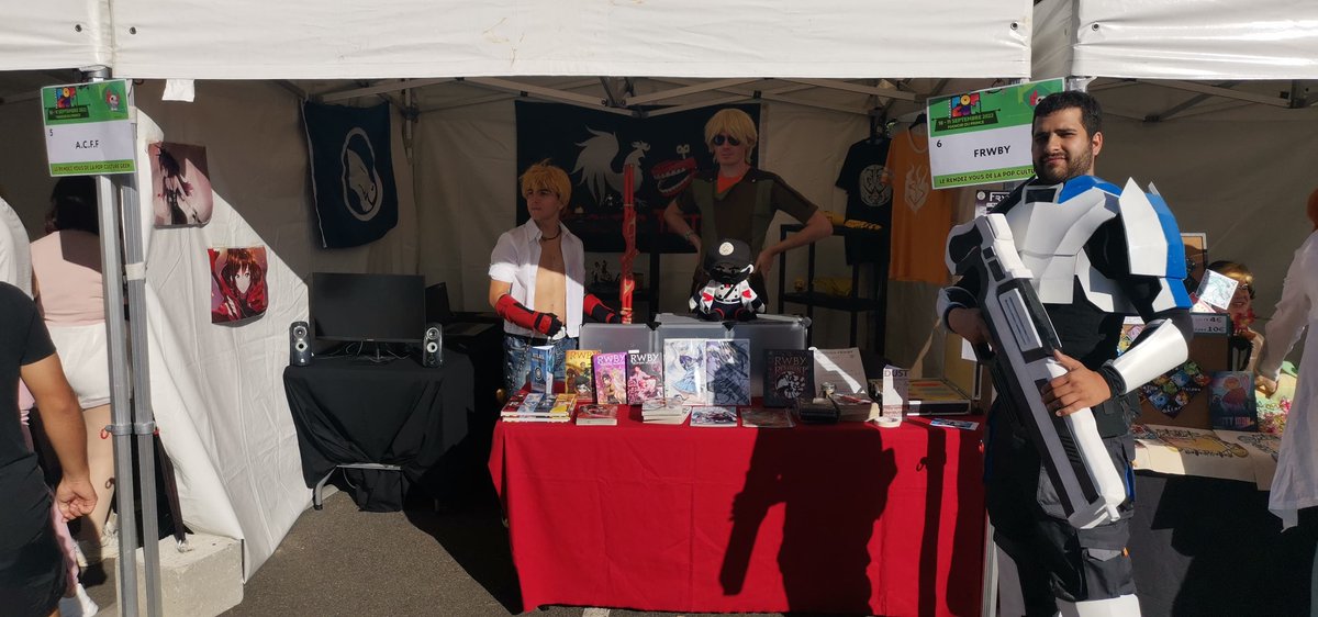 AssoFrwby's tweet photo. Pas de repos pour les guerriers ! On remet ça aujourd'hui à la #Popcon2022 "sous le soleil de Malibu" ! Venez partager votre passion pour #RWBY avec nous ! https://t.co/jBwqI8bfQX