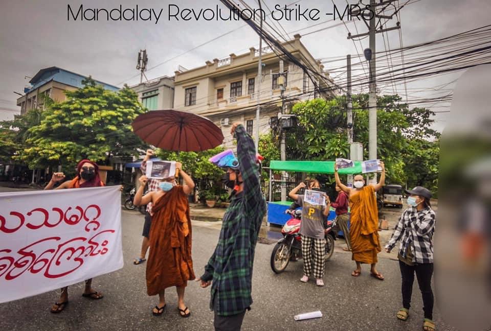 KYITHAR95368969's tweet photo. Despite tight security forces in #Mandalay , Sangha Union &amp; Alliance Strikes occupied the street to oppose the #MilitaryDictatorship by calling @UN Accept #NUG &amp; Our Ambassador,Reject Dictator on Sept11.

#2022Sept11Coup      
#AcceptNUGRejectMilitary   
#WhatsHappeningInMyanmar https://t.co/wIpcppuro7