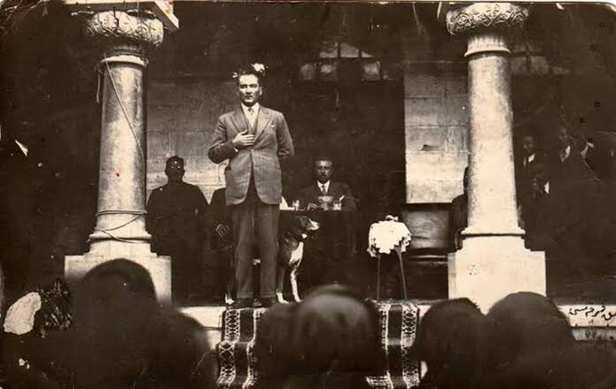 Atatürk’ün “Türk; öğün, çalış, güven!” deyişindeki ‘öğün’ övünmek değildir!

Bilge Kağan’ın Orhun Yazıtlarında söylediği “Türk budun, ertin ökün!” deyişindeki ökün’ün ta kendisidir.

İki büyük bilge de farklı yüzyıllarda Türk milletine der ki; aklınızı başınıza devşirin, düşünün!