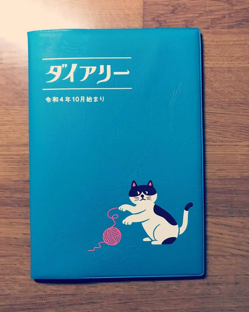 今年も手帳を買うのを先走ってしまった。今回こそ一通り色々でてからと…。ハイタイドの違うタイプのを見ていたらこれを発見！一目惚れでした。今年度のもそんな感じだったや。
＃手帳 https://t.co/s5QxGSupUo