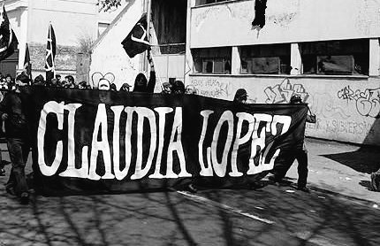 El 11 de septiembre de 1998 durante la conmemoración de los 25 años del Golpe de Estado, fueron tres lxs asesinadxs por carabineros en la población la Pincoya, entre ellxs Claudia López Benaiges (anarquista, estudiante de pedagogía y danza) asesinada de un disparo en la espalda.