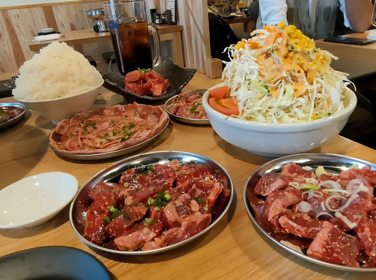ocean220111's tweet photo. 祝👏オープン🎉
おめでとうございます😊

16時受付開始ですが、14時30分現在で既に並んでいる方がいらっしゃいます😯
本日も全品半額につき、早期受付終了しそうなので皆さんお早めに受付して下さい💨🙏

#焼肉ざんまい　#焼肉　#ホルモンセンター　#寒川　#漫画盛り　#全品半額　#オーシャン https://t.co/g2U7vprBpG
