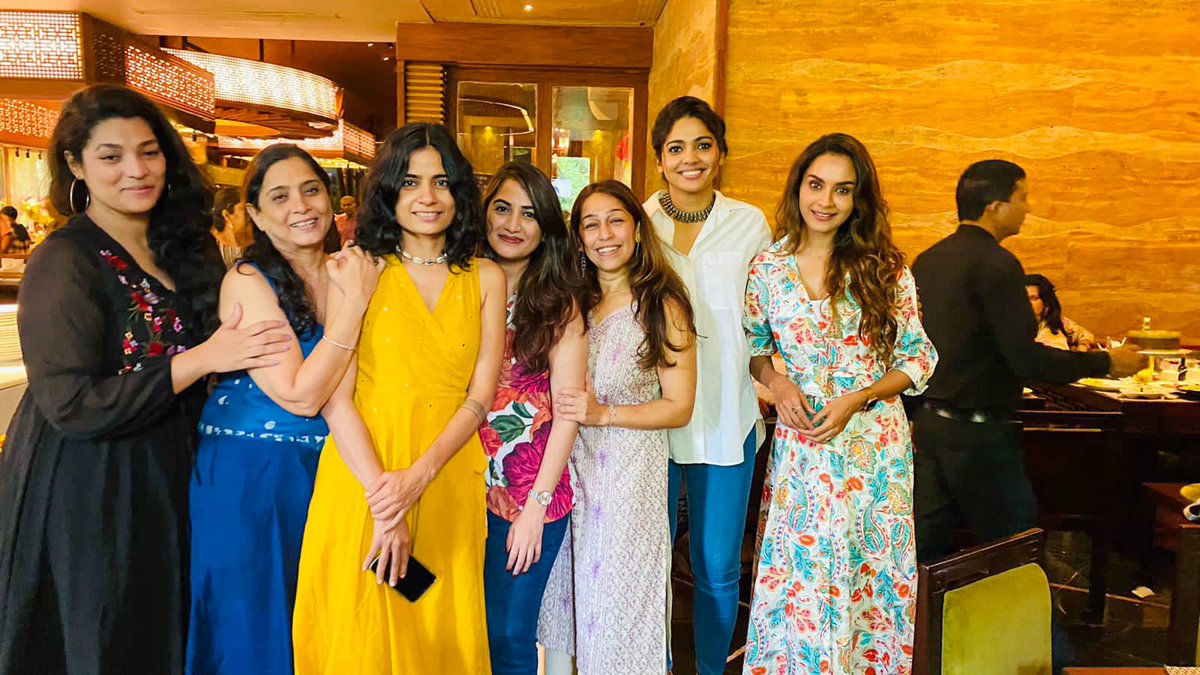 ipreru's tweet photo. A fun filled lunch with the lovely peeps♥️
@IAmPoojaSawant @vaibbhavt @vishhal_n @phulawa21 #DishaPardeshi #VideoPalace
#fun #team #excitingwork https://t.co/58O4BuUeAD