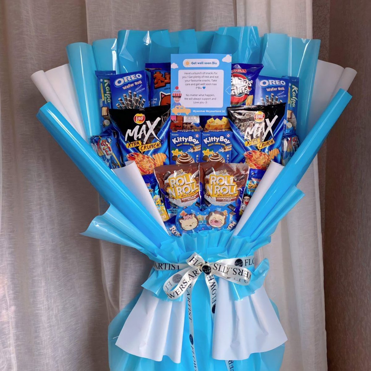 Endless_Build's tweet image. Today Gift for @Buildbuilddd ☁
From #Beyourluve Myanmar 🇲🇲
 
^ Big Snack Bouquet 🍪💐
^ HOLIDAYBEACH White Hoodie 🍸🏄

We hope everyone will like our choice and hope to wear Biu and eat well 🥺💙 Special thanks to all participants 🫂🫶🏻✨

#Buildjakapan #KinnPorscheSendOff