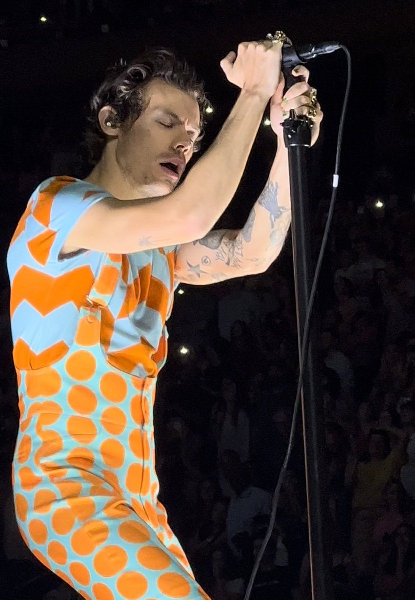 hsdtogethertour's tweet photo. Harry on stage at Madison Square Garden in New York City - September 10 (via @jezabelvol6) https://t.co/fgpsFah5NS