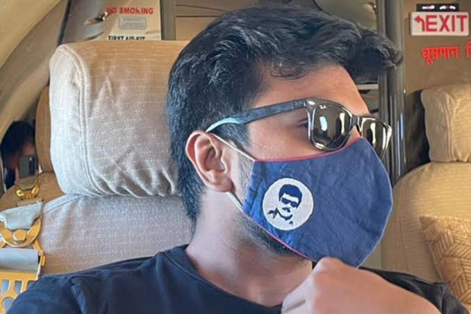 ursHemanthRKO's tweet photo. Veede na Babu ani mask meeda eskuni thiragadam entra chilla naayala @AlwaysRamCharan https://t.co/PG1GpDwCWU